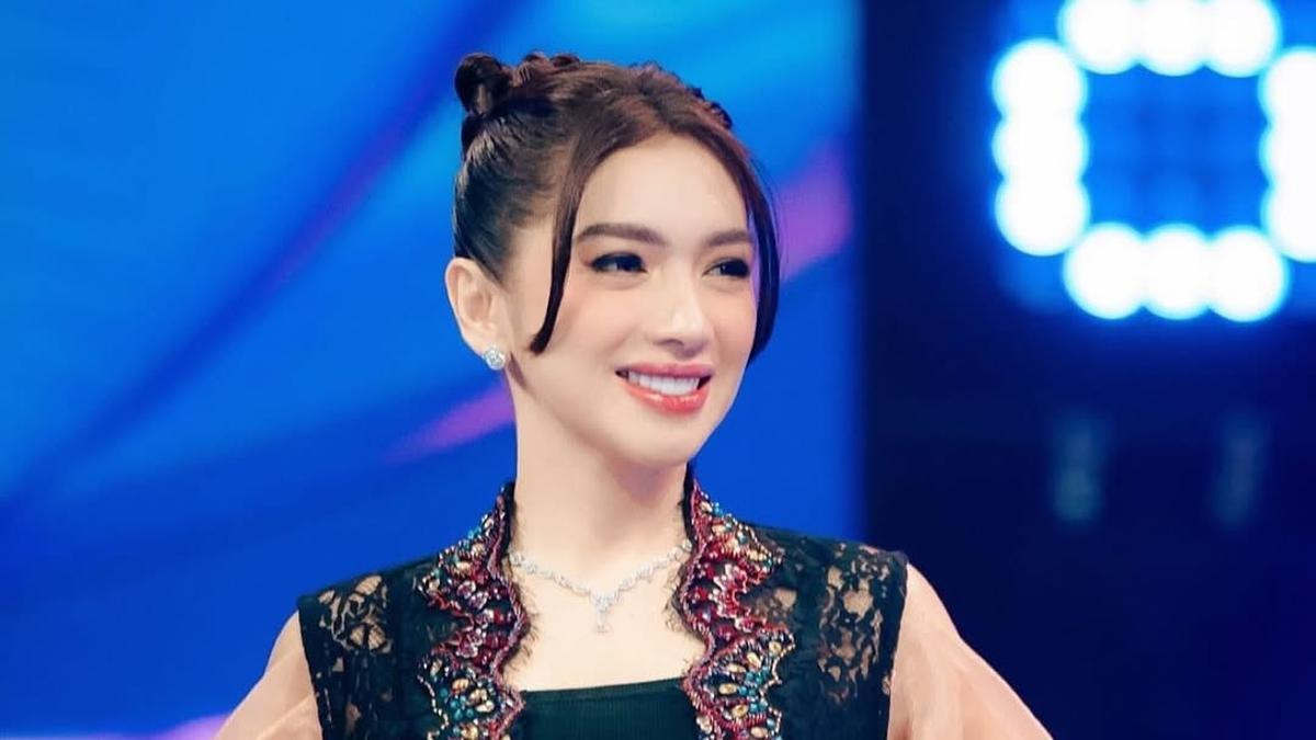 6 Potret Menawan Angel Karamoy Bak Bidadari Kenakan Dress Wastra di Acara Penghargaan Musik