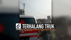 Jalanan dipenuhi truk-truk di sekitar Parung Panjang, Bogor. Jalanan yang macet membuat sebuah ambulans menjadi korban kemacetan. Ambulans tersebut tak bisa lewat karena terhalang truk.