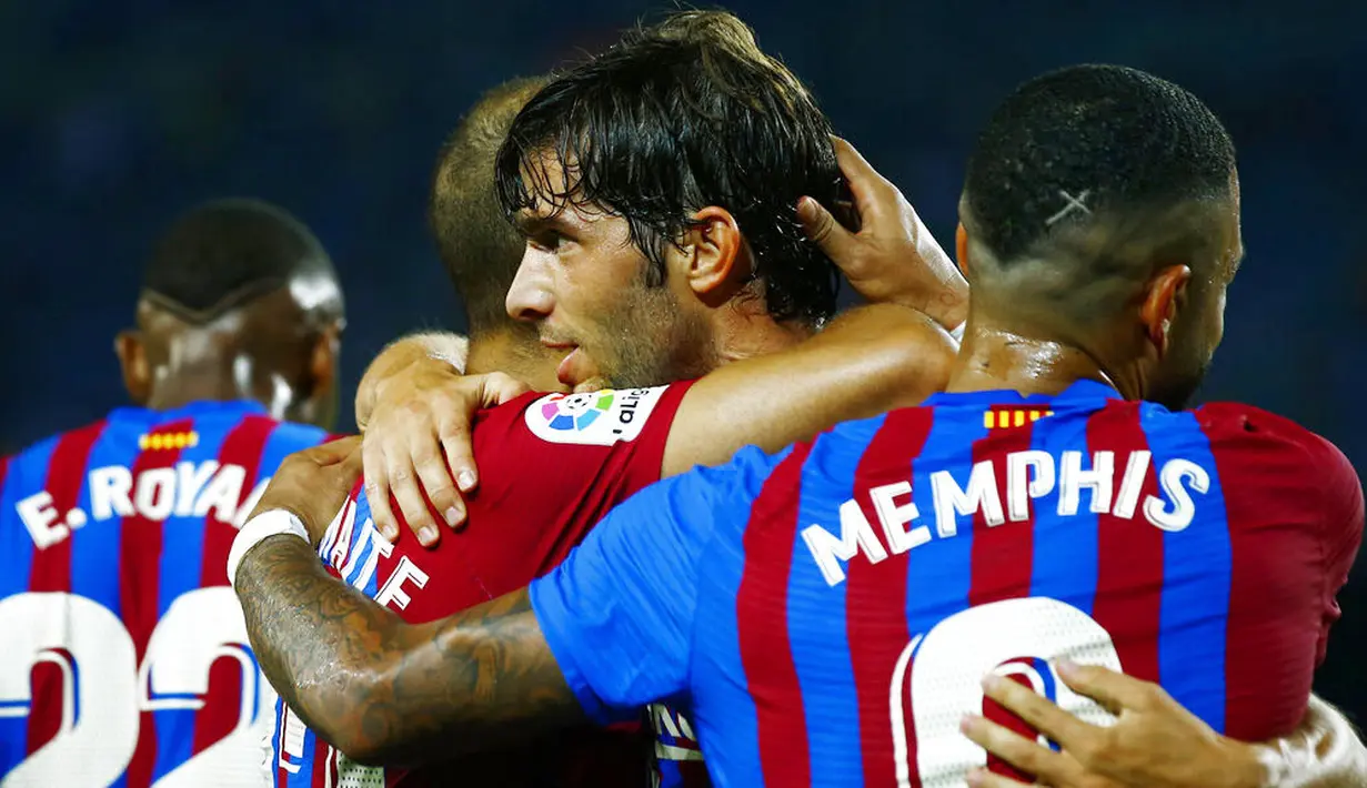 Martin Braithwaite tampil apik dengan memborong dua gol kemenangan Barcelona. Sementara Gerard Pique dan Sergi Roberto masing-masing menyumbang satu gol. (Foto: AP/Joan Monfort)