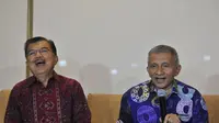 Wakil Presiden Jusuf Kalla bersama Ketua Majelis Pertimbangan PAN Amien Rais menyampaikan keterangan usai pertemuan.( ANTARA FOTO/Puspa Perwitasari)