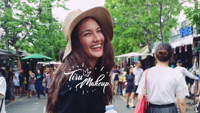 Tiru Makeup: Menyatu dengan Alam, Ini Gaya Makeup Bagi Traveler ala Nadine Chandrawinata