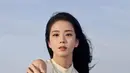 Bak dewi, lihat potret Jisoo BLACKPINK di padang pasir ini. Ia tampil elegan mengenakan halter neck dress tanpa lengan berwarna putih. Ia Kembali membiarkan rambut hitam panjangnya tergerai terkena angin membuat penampilannya yang sederhana ini terlihat dramatis. [Foto: Instagram/sooyaaa__]