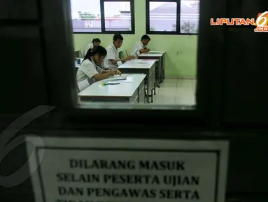 Senin (14/4/2014), 1.644.713 siswa sekolah menengah atas dan kejuruan serta peserta program paket C mengikuti ujian nasional yang digelar serentak di seluruh Indonesia hingga 16 April mendatang. (Liputan6.com/Johan Tallo)