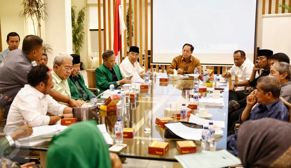 Ketua Umum PPP Djan Faridz (tengah) hadir saar pertemuan di gedung PPP, Jakarta,  (22/2). Pertemuan membahas menolak keputusan Menkumham yang mengesahkan kembali surat susunan DPP PPP muktamar bandung 2012. (Liputan6.com/Faizal Fanani)