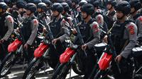 Polisi bersenjata lengkap menghadiri apel pengamanan Pemilu 2019 di Bogor, Jawa Barat, Rabu (10/4). Apel diikuti 4.000 personel gabungan TNI-Polri. (ADEK BERRY/AFP)
