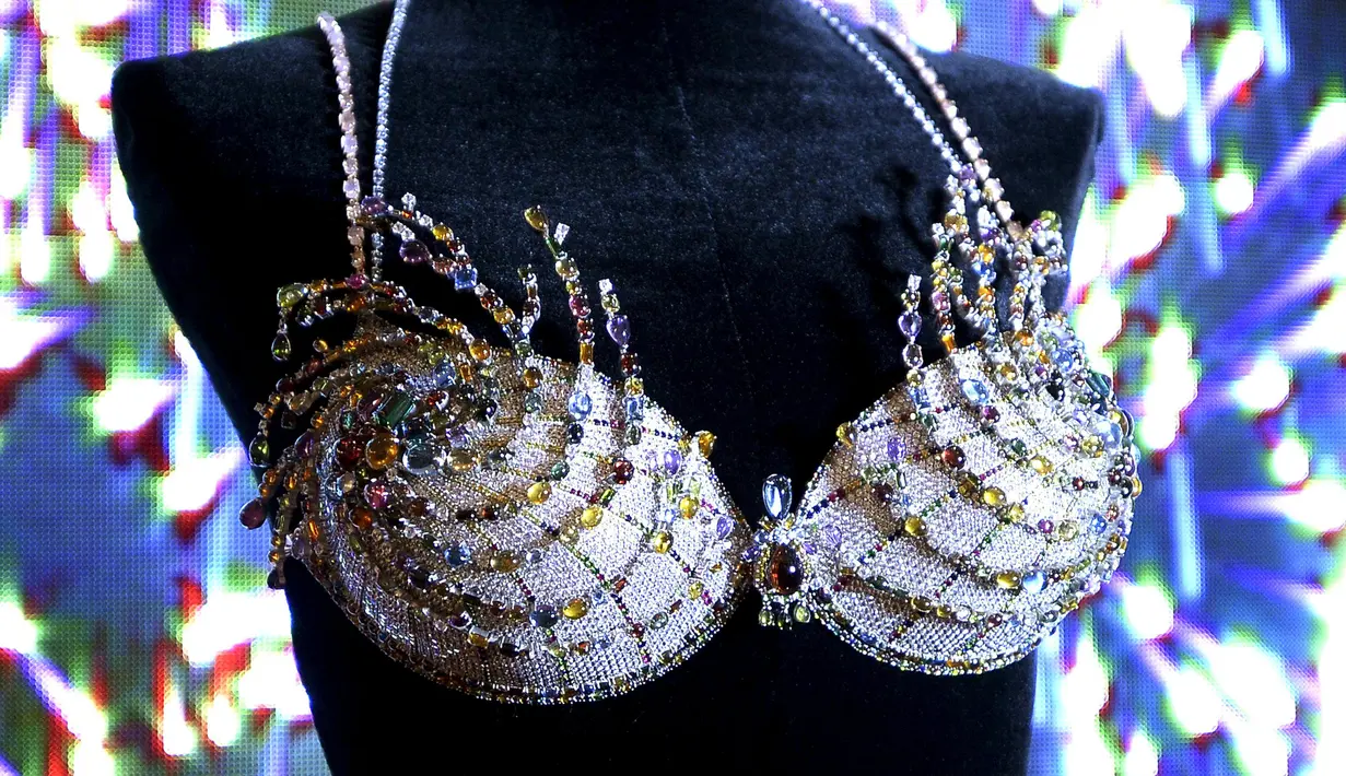 Bra berjuluk " Fireworks Fantasy Bra " dibandrol dengan harga US$ 2 juta itu atau setara Rp27 M, California, Senin (2/11/ 2015). Bra yang dihiasi 6.500 batu berharga itu dilapisi emas 18 karat. (Reuters/ Kevork Djansezian)