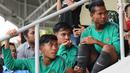 Pemain Timnas Indonesia U-16, Brylian Aldama (tengah) saat nonton bareng laga Timnas U-19 melawan Brunei pada fase grup Piala AFF U-18 jelang pelepasan di Lapangan Atang Sutresna, Jakarta, Rabu (13/9). (Liputan6.com/Helmi Fithriansyah)