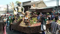 Warga maupun wisatawan memadati kegiatan perayaan Memayu Buyut Trusmi Kabupaten Cirebon. Foto (Liputan6.com / Panji Prayitno)