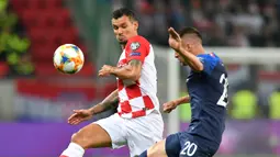 Bek Kroasia, Dejan Lovren, berebut bola dengan gelandang Slowakia, Robert Mak, pada laga Kualifikasi Piala Eropa 2020 di Trnava, Jumat (6/9). Slowakia kalah 0-4 dari Kroasia. (AFP/Joe Klamar)