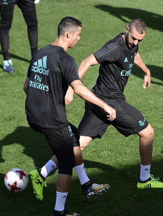 Karim Benzema (kanan) dan Cristiano Ronaldo sedang berlatih pada sesi latihan di Real Madrid sport city, (15/8/2017). Ronaldo tak bisa tampil melawan Barcelona pada leg kedua Piala Super Spanyol. (AFP/Javier Soriano)