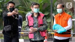 Komisaris PT Hanson International Tbk (MYRX), Benny Tjokrosaputro (kiri) dan Plt Kepala Dinas PUPR Muara Enim, Ramlan Suryadi (kanan) akan menjalani pemeriksaan oleh penyidik di Gedung KPK, Jakarta, Selasa (9/6/2020). (merdeka.com/Dwi Narwoko)