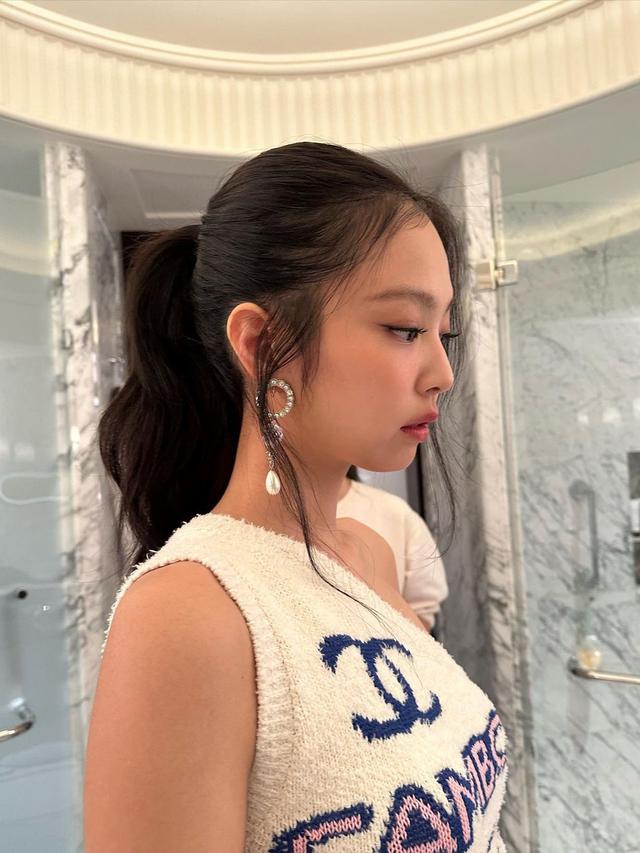 8 Pesona Jennie Blackpink saat Hadiri Paris Fashion Week 2023, Jadi Sorotan