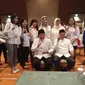 Paslon nomor urut 1 Herman Deru-Mawardi Yahya berfoto bersama pendukungnya usai mengikuti Debat Publik Pilkada Sumsel 2018 (Liputan6.com / Nefri Inge)