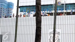 Sejumlah pegawai Balai Kota DKI melihat iringan massa aksi damai 4 November yang melewati kantor mereka, Jakarta, Jumat (4/11). Meski ada demo besar-besaran, pegawai Balai Kota tetap masuk kerja seperti biasa. (Liputan6.com/Faizal Fanani)