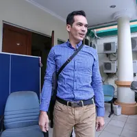Melalui akun gosip lambe turah, beredar video liburan Atalarik Syah dengan anaknya di gelanggang. Selain itu, ada perempuan lain yang terlihat bersama dengan Atalarik. (Adrian Putra/Bintang.com)