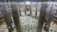 Umat muslim melaksanakan sholat Jumat terakhir pada Ramadhan 1442 H di Masjid Istiqlal, Jakarta, Jumat (7/5/2021). Berdasarkan hisab, lebaran Idul Fitri jatuh pada 13 Mei 2021 sementara pelaksanaan rukyatul hilal (melihat posisi bulan) akan dilakukan sehari sebelumnya. (Liputan6.com/Faizal Fanani)