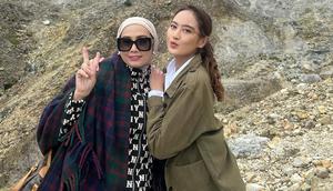 Potret Salshabilla Adriani dengan sang ibunda. [IG: @helenokt72]