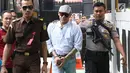 Aktor Tio Pakusadewo saat akan menjalani sidang lanjutan kasus penyalahgunaan narkoba di PN Jakarta Selatan, Kamis (19/7). Sidang yang seharusnya beragendakan putusan tersebut diundur pada 24 Juli 2018. (Liputan6.com/Immanuel Antonius)