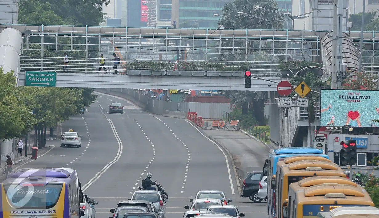 Suasana Jembatan Penyeberangan Orang (JPO) di kawasan Thamrin, Jakarta, Jumat (20/11). Gubernur DKI Jakarta Basuki T Purnama akan menghilangkan JPO di sepanjang Jalan Sudirman-MH Thamrin. (Liputan6.com/Faizal Fanani)