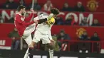 Gelandang Manchester United (MU) Bruno Fernandes mengangkat kakinya untuk mengejar bola ketika bersaing dengan gelandang Leeds United Tyler Adams pada laga tunda pekan ke-8 Liga Inggris 2022/2023 di Old Trafford, Kamis (9/2/2023) dini hari WIB. MU gagal mendulang poin penuh saat tampil di Old Trafford. (AP Photo/Dave Thompson)