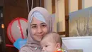 Demi memberikan perkembangan terbaik bagi anaknya, Arkarna Rafif Bissari yang baru berusia lima bulan, Risty Tagor mengikuti kelas parenting. (Andy Masela/Bintang.com)