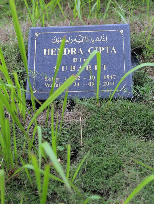 Makam Hendra Cipta di tumbuhi rumput liar. Aktor yang dikenal dengan perannnya antagonis itu meninggal dalam usia 63 tahun akibat kanker yang dideritanya. (Deki Prayoga/Bintang.com)