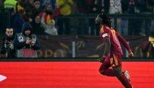 Lima menit berselang, AS Roma menggandakan keunggulan lewat gol yang dicetak Manu Kone. Tampak dalam foto, gelandang AS Roma asal Prancis, Manu Kone merayakan golnya selama pertandingan sepak bola Serie A Italia melawan Genoa di Stadio Olimpico pada Senin 29 Desember 2025 waktu setempat atau Selasa (30/12/2025) dini hari WIB. (Filippo MONTEFORTE/AFP)