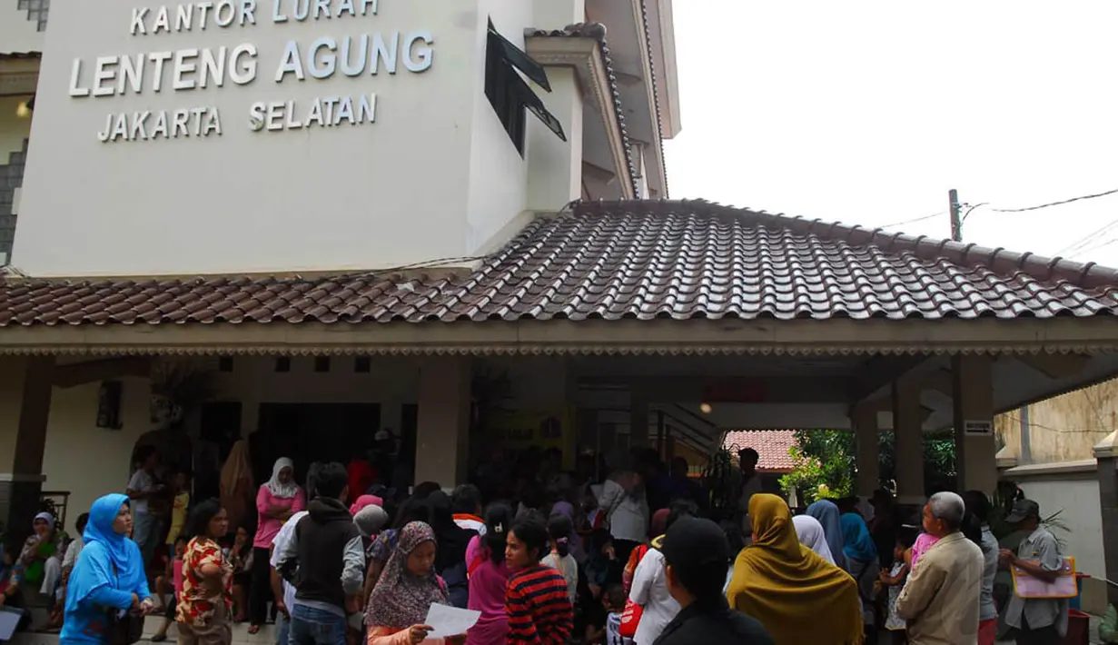 Ratusan warga memadati Kantor Kelurahan Lenteng Agung demi mengurus Kartu Pintar Jakarta (KJP), Jakarta, Rabu (4/6/14). (Liputan6.com/Miftahul Hayat)