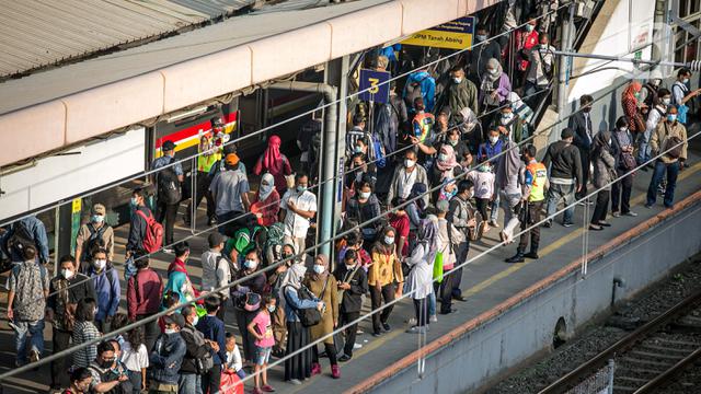 Suasana Stasiun Tanah Abang Saat Sore Hari