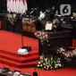 Presiden Joko Widodo atau Jokowi (kanan) menyampaikan pidatonya pada Sidang Tahunan MPR 2021 di Gedung Nusantara, Senayan, Jakarta, Senin (16/8/2021). Dalam sidang tersebut hanya sebagian angggota dewan yang hadir, sementara sisanya mengikuti sidang secara virtual. (Liputan6.com/Angga Yuniar)