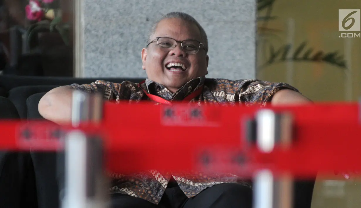 Direktur Dana Perimbangan Kemenkeu Putut Hari Satyaka menunggu pemeriksaan di Gedung KPK, Jakarta, Jumat (1/3). Putut diperiksa sebagai saksi untuk tersangka mantan Wakil Ketua DPR Taufik Kurniawan. (Merdeka.com/Dwi Narwoko)