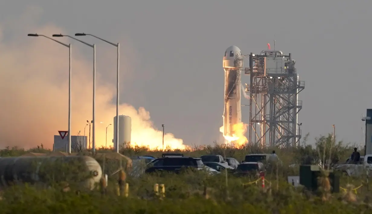 Roket New Shepard Blue Origin diluncurkan dari pelabuhan antariksa dekat Van Horn, Texas, Amerika Serikat, Selasa (20/7/2021). Roket membawa pendiri Amazon Jeff Bezos, Mark Bezos, Oliver Daemen, Wally Funk. (AP Photo/Tony Gutierrez)