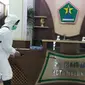 Penyemprotan disinfektan di Balai Kota Malang untuk mencegah penyebaran corona Covid-19 (Liputan6.com/Zainul Arifin)