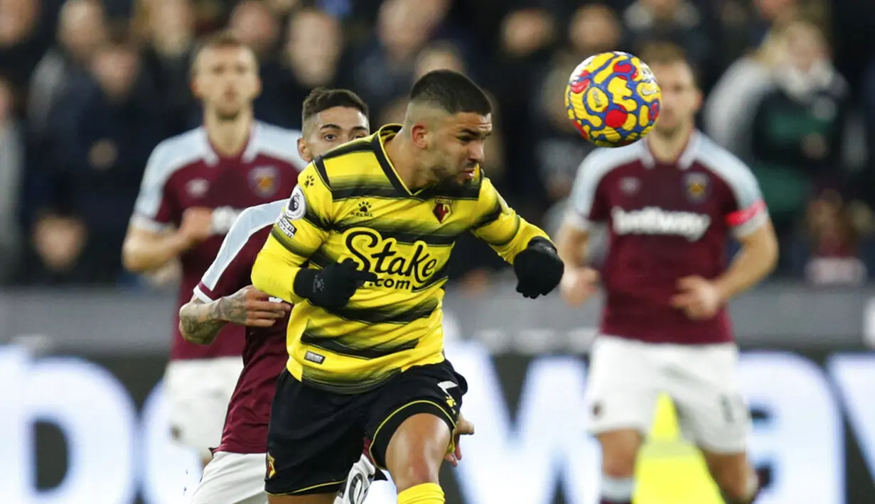 Pemain Watford Imran Louza menyundul bola saat pemain West Ham United Manuel Lanzini mengejarnya pada pertandingan sepak bola Liga Inggris di Stadion London, London, Inggris, 8 Februari 2022. West Ham United menang 1-0. (AP Photo/David Cliff)