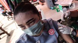 Warga mendapatkan suntikan vaksin ketiga (booster) kepada warga di Pasar Palmerah, Jakarta, Selasa (19/4/2022). Vaksin ketiga (booster) terus ditingkatkan jelang libur lebaran. (Liputan6.com/Herman Zakharia)