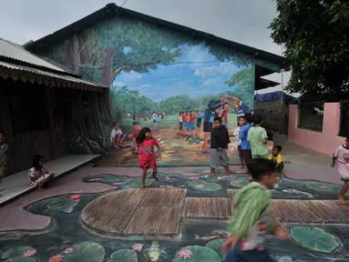 Anak-anak bermain di sekitar mural 3D tau 3 dimensi  yang menghiasi Kampung Pekayon Jaya, Bekasi, Kamis (14/6). Kampung 3D ini merupakan inisiasi dari warga setempat dan dikerjakan oleh Forum Seniman Bekasi. (Merdeka.com/ Iqbal S. Nugroho)