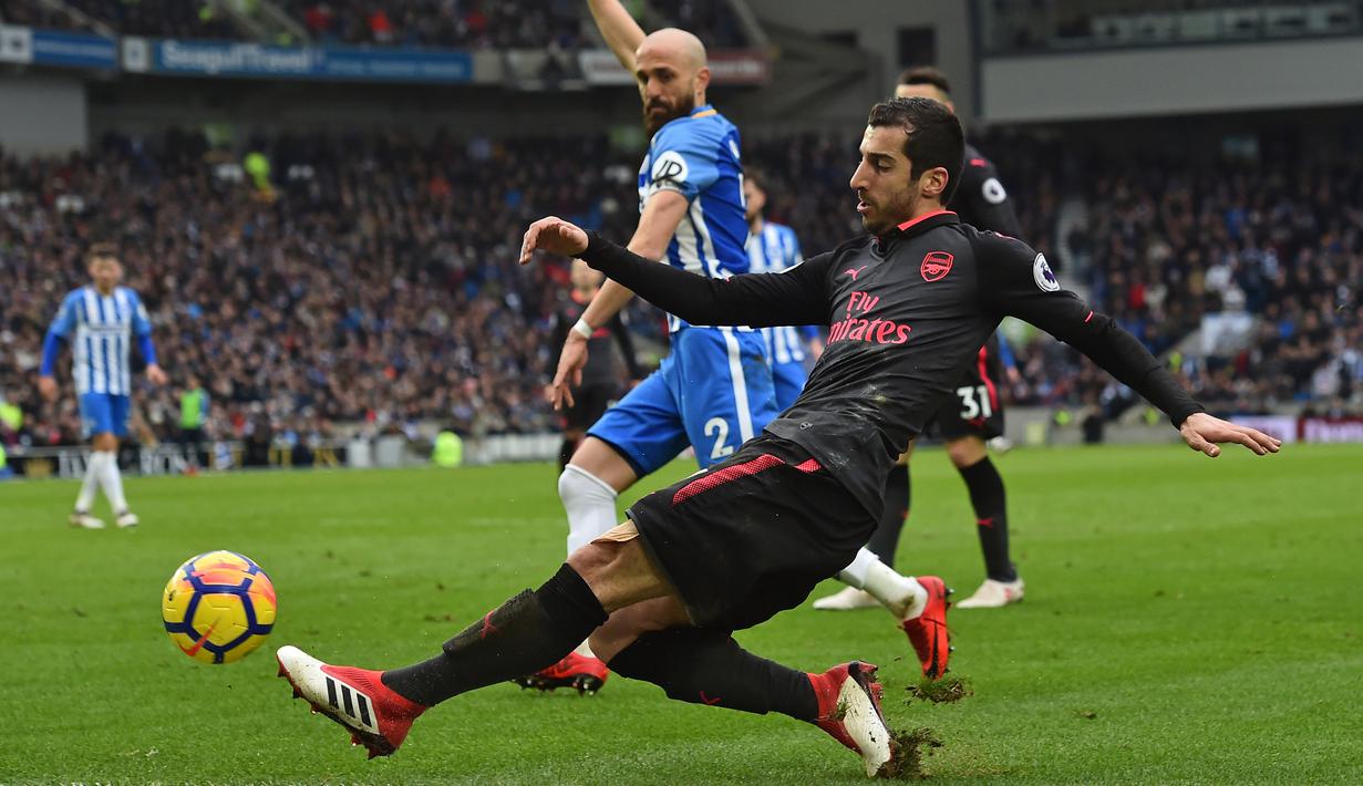 Aksi pemain Arsenal, Henrikh Mkhitaryan melepaskan umpan saat melawan Brighton pada laga Premier League di American Express Community Stadium, Brighton, (4/3//2018). Arsenal kalah 1-2. (AFP/Glyn Kirk)