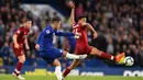 Bek Liverpool, Trent Alexander-Arnold, berusaha menghadang tendangan gelandang Chelsea, Eden Hazard, pada laga Premier League di Stadion Stamford Bridge, London, Sabtu (29/9/2018). Kedua klub bermain imbang 1-1. (AFP/Glyn Kirk)
