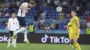 Pada menit ke-50, Harry Kane mencetak gol kedua sekaligus ketiga untuk timnya. Kali ini ia melakukan sundulan maut memanfaatkan umpan Luke Shaw. (Foto: AP/Pool/Ettore Ferrari)