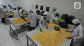 Pekerja menyelesaikan pembuatan tempe pada pabrik tempe terbesar di dunia di Pabrik Azaki Food International di Bogor, Jawa Barat, Rabu (04/10/2023). (merdeka.com/Arie Basuki)