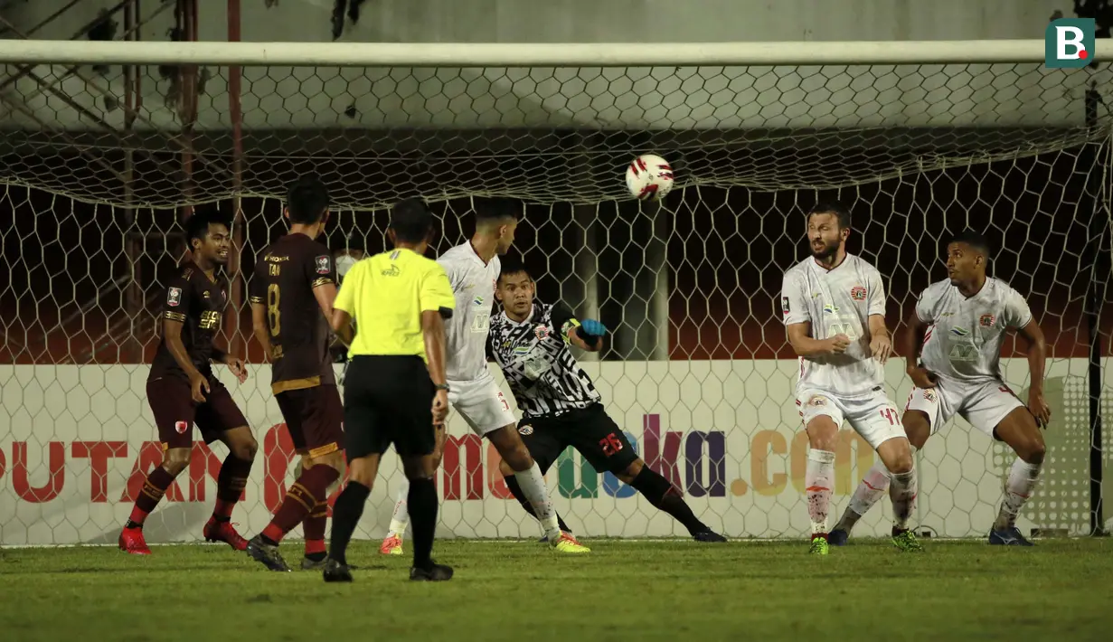 Kiper Persija Jakarta, Andritany Ardhiyasa (tengah) berusaha menangkap bola hasil tendangan pemain PSM Makassar dalam laga leg pertama semifinal Piala Menpora 2021 di Stadion Maguwoharjo, Sleman, Kamis (15/4/2021). (Bola.com/Ikhwan Yanuar)