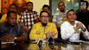 Ketua Generasi Muda Partai Golkar (GMPG) Ahmad Doli Kurnia (tengah) bersama Generasi Muda Partai Golkar memberikan keterangan pers kepada wartawan di Jakarta, Rabu (19/7). GMPG juga mendesak diadakannya Munaslub Partai Golkar. (Liputan6.com/Johan Tallo)