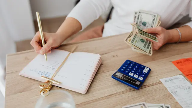 Cara Mengatur Gaji UMR agar Tak Cepat Habis dengan Metode 50/30/20
