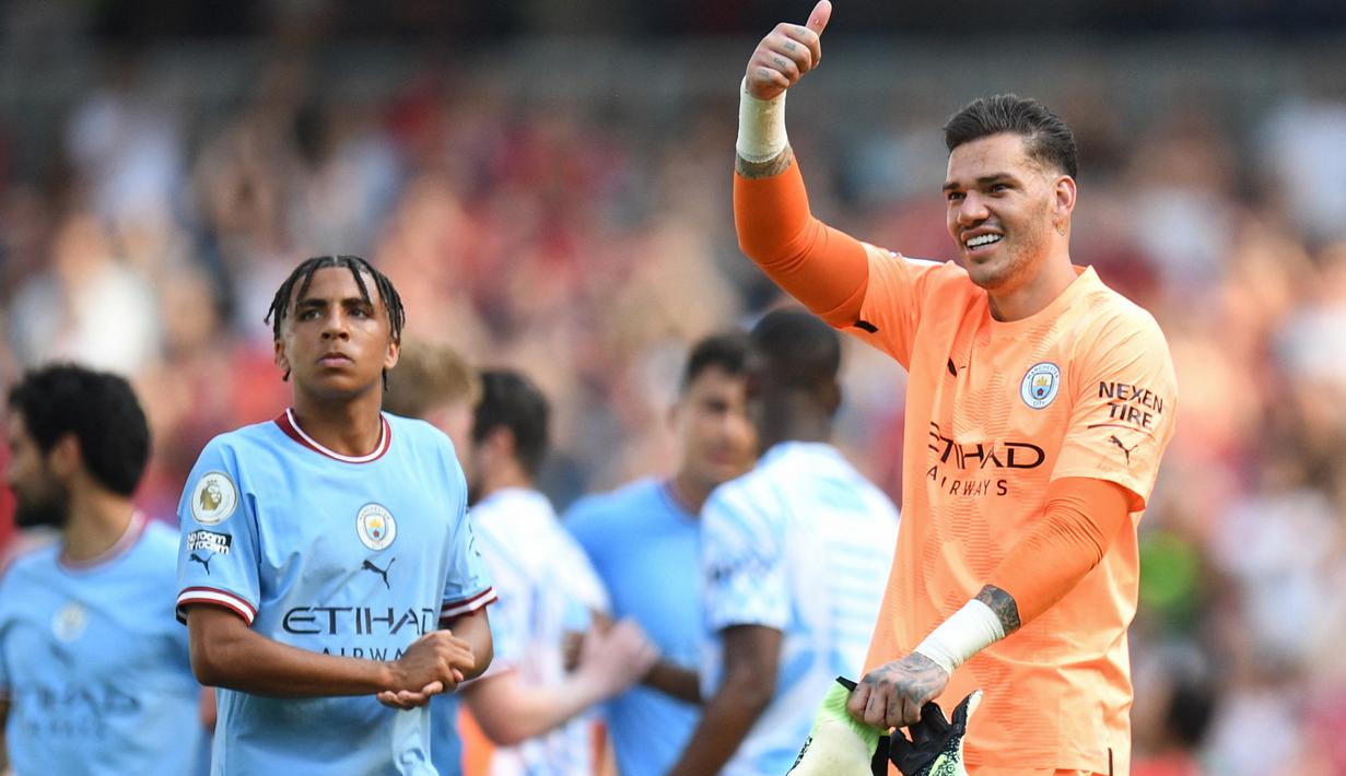 Ederson Moraes. Kiper asal Brasil berusia 29 tahun ini didatangkan Manchester City pada awal musim 2017/2018 dari Benfica dengan nilai transfer 40 juta euro. Kedatangannya langsung menggusur Claudio Bravo dari posisi kiper utama The Citizens. Hingga kini Ederson telah tampil dalam 263 laga di bawah mistar gawang Manchester City pada semua ajang dengan mencatat 130 kali clean sheet dan kebobolan 204 gol. (AFP/Oli Scarff)