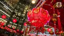 Sejumlah lampion untuk menyambut perayaan Imlek menghiasi Mall Taman Anggrek, Jakarta, Kamis (28/1/2021). Berbagai hiasan khas Tionghoa mulai mewarnai pusat perbelanjaan di ibu kota. (Liputan6.com/Faizal Fanani)