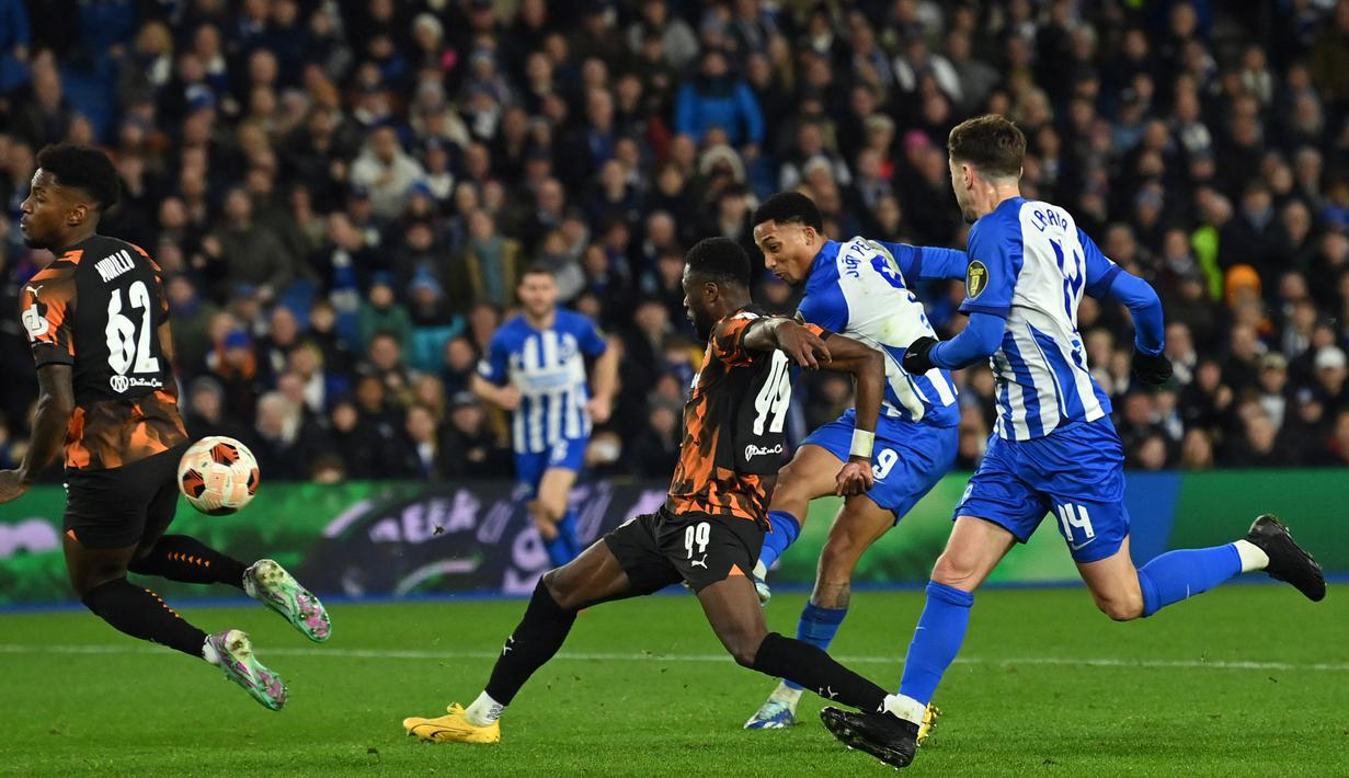 Pemain Brighton, Joao Pedro (dua kanan), menendang bola ke gawang Marseille yang membuahkan gol dalam laga pamungkas fase Grup B Europa League 2023/2024 yang berlangsung di American Express Community Stadium, Jumat (15/12/2023). (AFP/Glyn Kirk)
