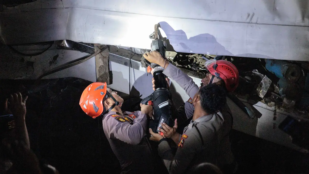Evakuasi Korban Kecelakaan Kereta di Stasiun Bekasi Timur Masih Berlanjut