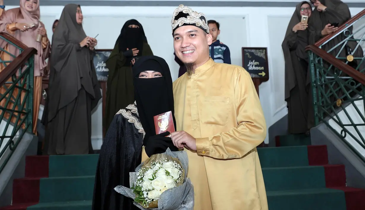 Resmi menikahi seorang wanita bernama Kamilia Yasmin, Egi John terlihat begitu bahagia. Akad nikah mereka berlangsung pada Sabtu (1/7/2017) pukul 09.00 WIB di Graha Jala Bhakti, kawasan Cinere, Jakarta Selatan. (Deki Prayoga/Bintang.com)