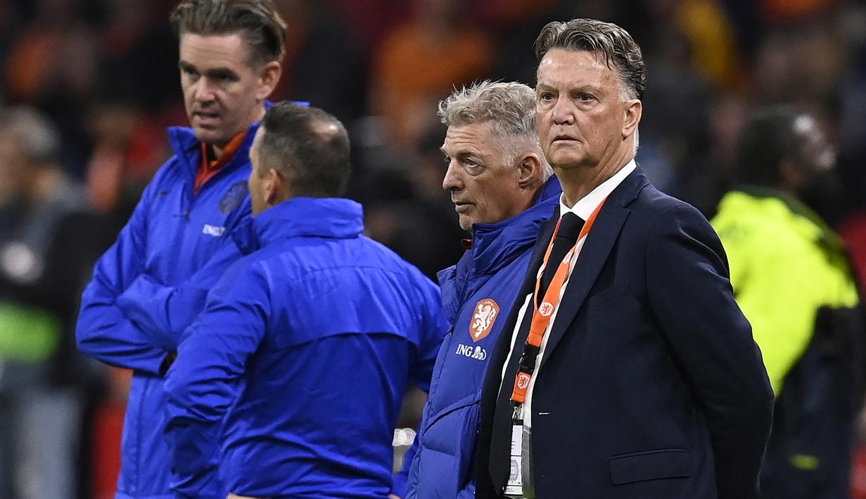 Di samping menjadi ajang unjuk kebolehan para pemain kelas dunia, Piala Dunia 2022 Qatar yang kurang dari seminggu lagi akan digelar tentunya juga menjadi ajang persaingan 32 pelatih top yang membesut timnas masing-masing. Dari jumlah tersebut, tercatat ada 5 pelatih dengan usia di atas 60 tahun yang masuk dalam barisan pelatih tertua di Piala Dunia 2022 Qatar. Berikut daftar kelima pelatih tersebut. (AFP/John Thys)