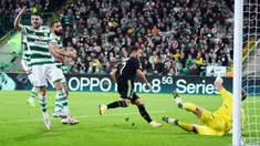 Real Madrid sukses melumat tuan rumah Celtic tiga gol tanpa balas pada laga perdana Grup F Liga Champions yang digelar di Celtic Park, Glasgow, Selasa (6/9/2022). (AFP/Andy Buchanan)